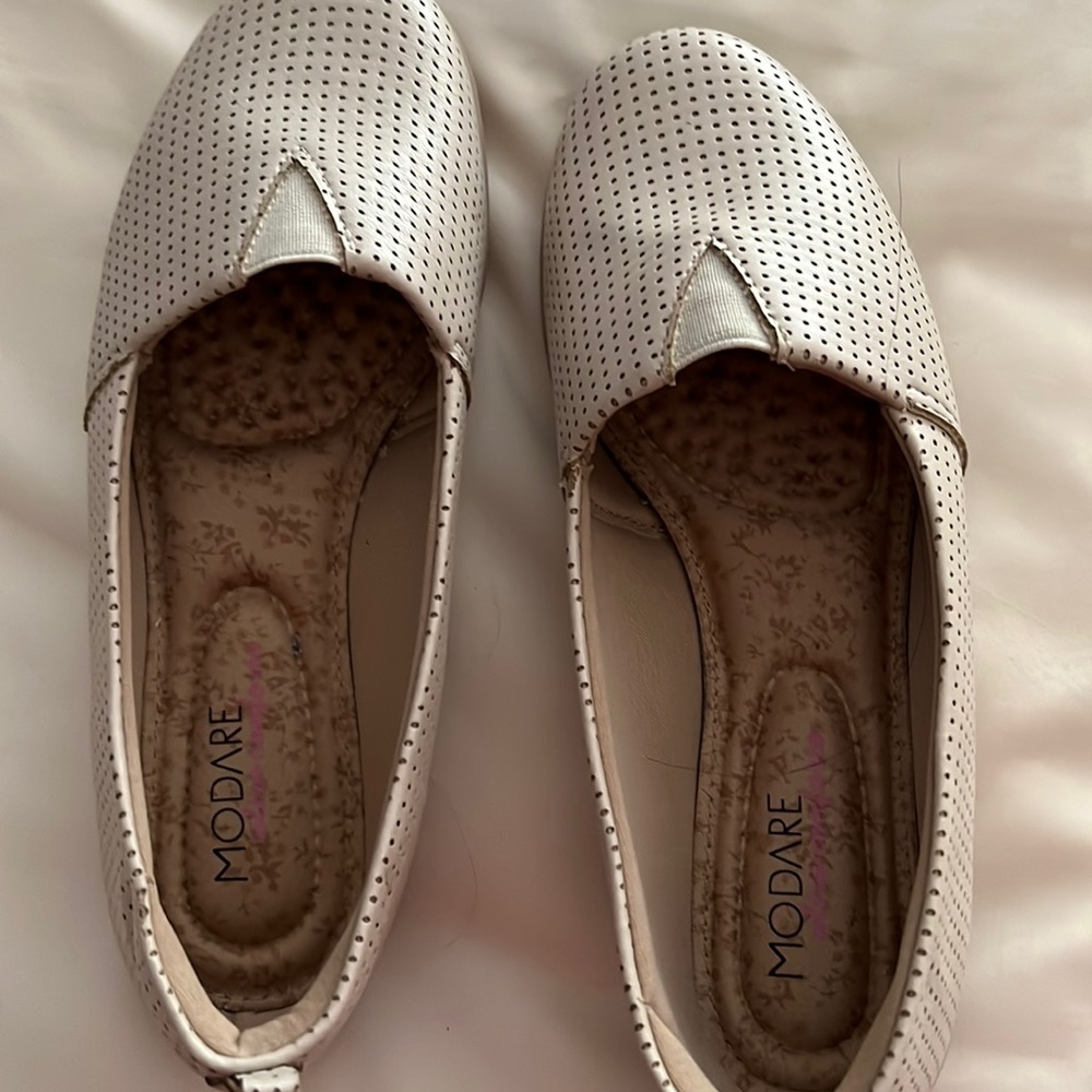 NWT, Leather like, beije flats , very comfortable